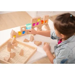 Bloques construcción madera y cubos colores translúcidos con bandeja de madera. 39 piezas