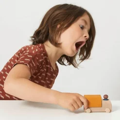 Camión madera naranja Lubu con figura