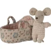 Ratoncito bebé en capazo rosa 6cm Maileg